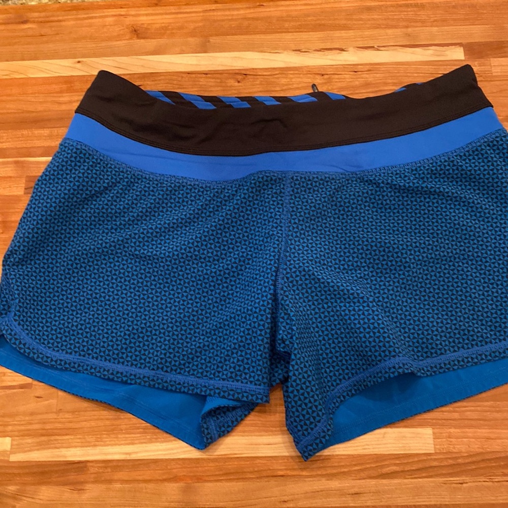 Lululemon ladies blue/black shorts Sz 8